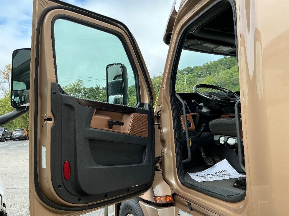 Sleeper Tractor-Heavy Duty Tractors-Freightliner-2022-T12664ST-Knoxville-TN-478,999\n\t\tmiles-$ 71,750 - Image 9