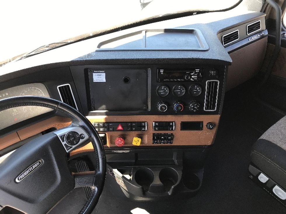 Sleeper Tractor-Heavy Duty Tractors-Freightliner-2022-T12664ST-Knoxville-TN-515,990\n\t\tmiles-$ 70,250 - Image 12