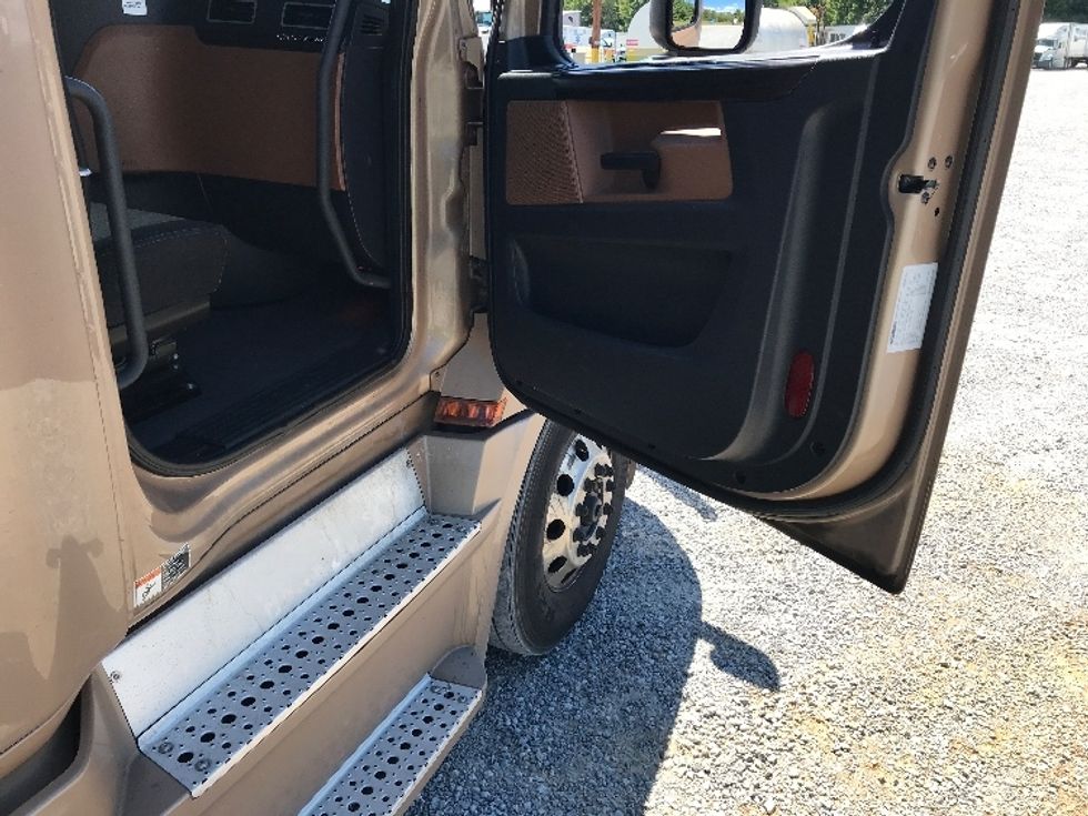 Sleeper Tractor-Heavy Duty Tractors-Freightliner-2022-T12664ST-Knoxville-TN-515,990\n\t\tmiles-$ 70,250 - Image 13