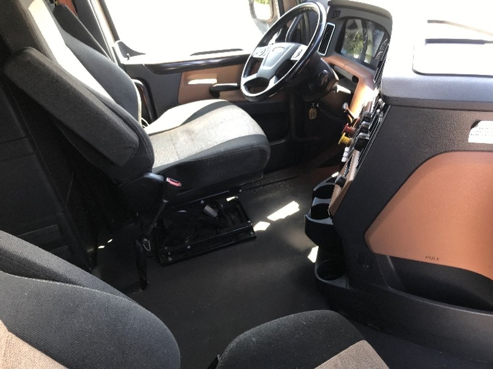 Sleeper Tractor-Heavy Duty Tractors-Freightliner-2022-T12664ST-Knoxville-TN-515,990\n\t\tmiles-$ 70,250 - Image 15