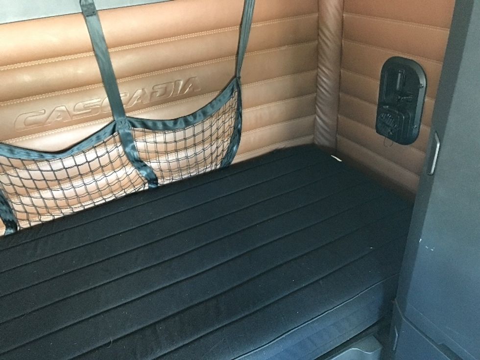 Sleeper Tractor-Heavy Duty Tractors-Freightliner-2022-T12664ST-Knoxville-TN-515,990\n\t\tmiles-$ 70,250 - Image 17