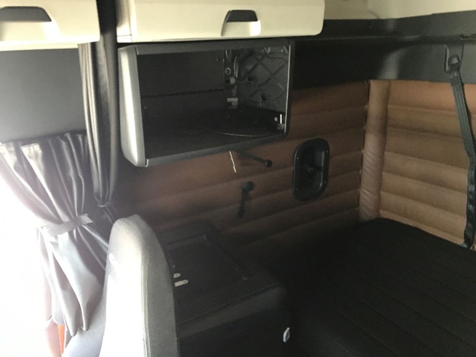 Sleeper Tractor-Heavy Duty Tractors-Freightliner-2022-T12664ST-Knoxville-TN-515,990\n\t\tmiles-$ 70,250 - Image 19