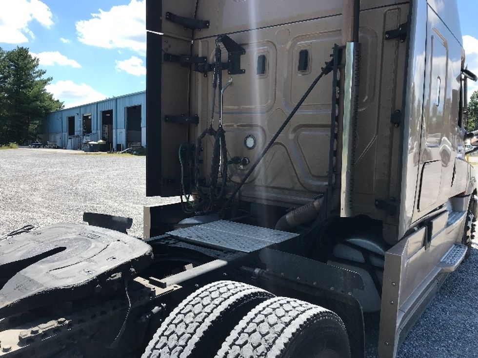 Sleeper Tractor-Heavy Duty Tractors-Freightliner-2022-T12664ST-Knoxville-TN-515,990\n\t\tmiles-$ 70,250 - Image 23