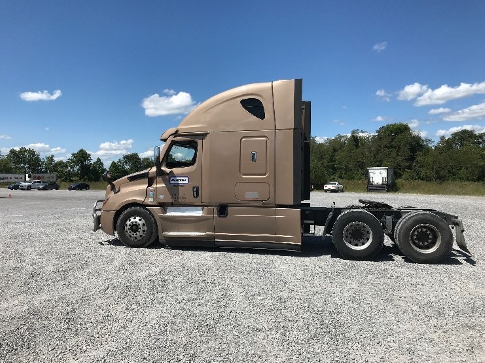 Sleeper Tractor-Heavy Duty Tractors-Freightliner-2022-T12664ST-Knoxville-TN-515,990\n\t\tmiles-$ 70,250 - Image 4