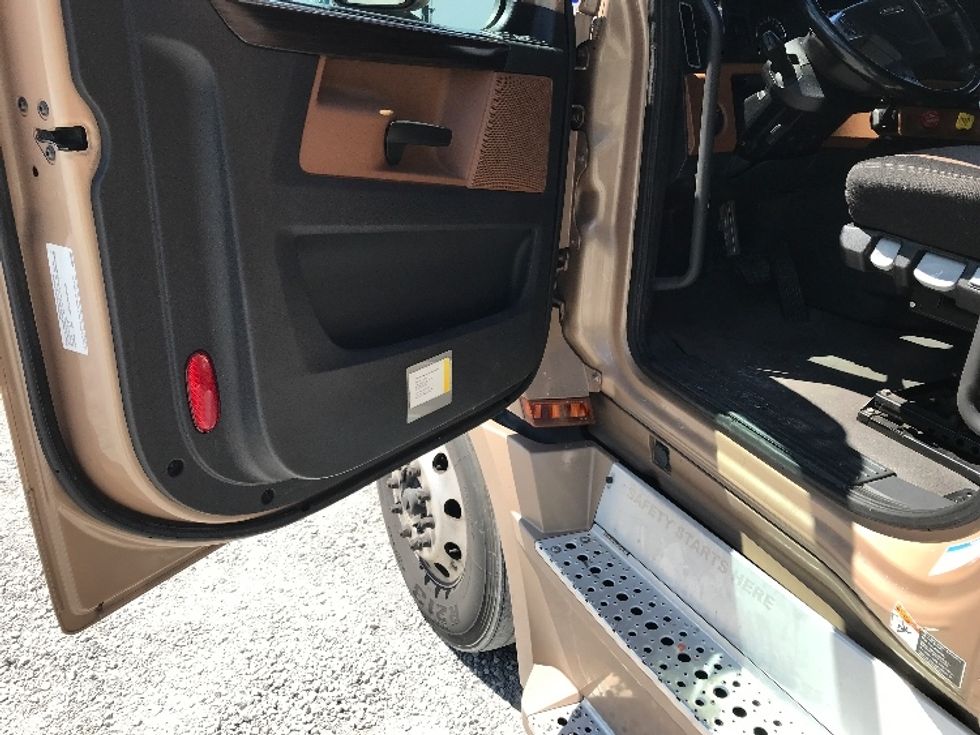 Sleeper Tractor-Heavy Duty Tractors-Freightliner-2022-T12664ST-Knoxville-TN-515,990\n\t\tmiles-$ 70,250 - Image 9