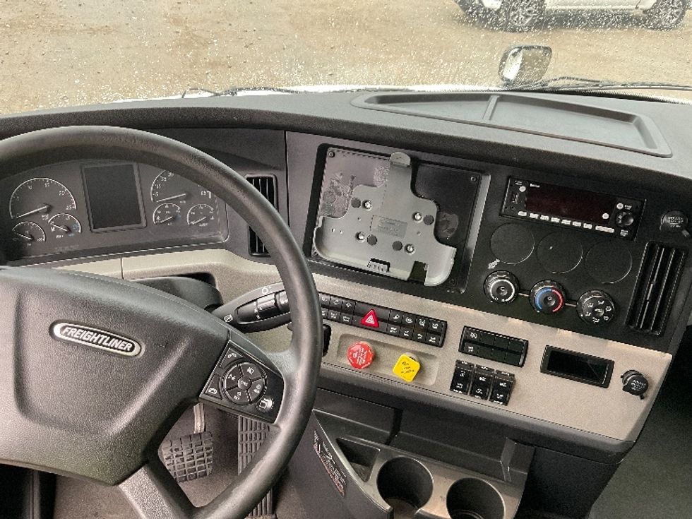 Sleeper Tractor-Heavy Duty Tractors-Freightliner-2022-T12664ST-Knoxville-TN-751,474\n\t\tmiles-$ 47,250 - Image 11