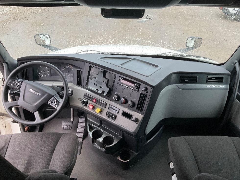 Sleeper Tractor-Heavy Duty Tractors-Freightliner-2022-T12664ST-Knoxville-TN-751,474\n\t\tmiles-$ 47,250 - Image 12