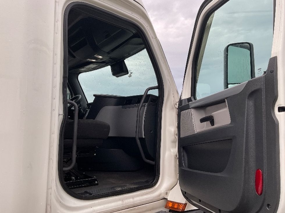 Sleeper Tractor-Heavy Duty Tractors-Freightliner-2022-T12664ST-Knoxville-TN-751,474\n\t\tmiles-$ 47,250 - Image 13