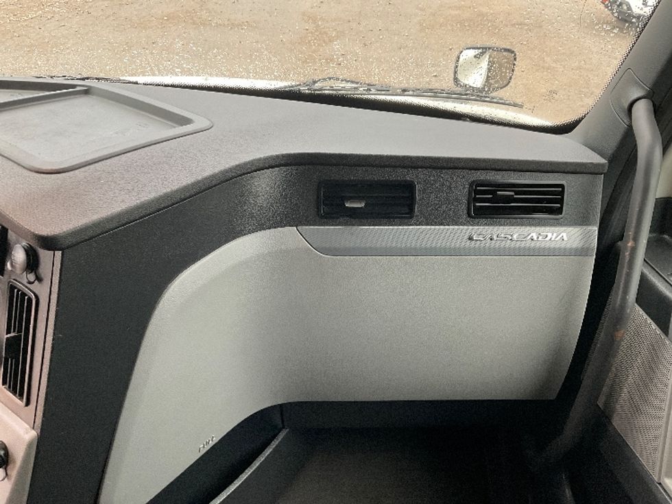 Sleeper Tractor-Heavy Duty Tractors-Freightliner-2022-T12664ST-Knoxville-TN-751,474\n\t\tmiles-$ 47,250 - Image 14