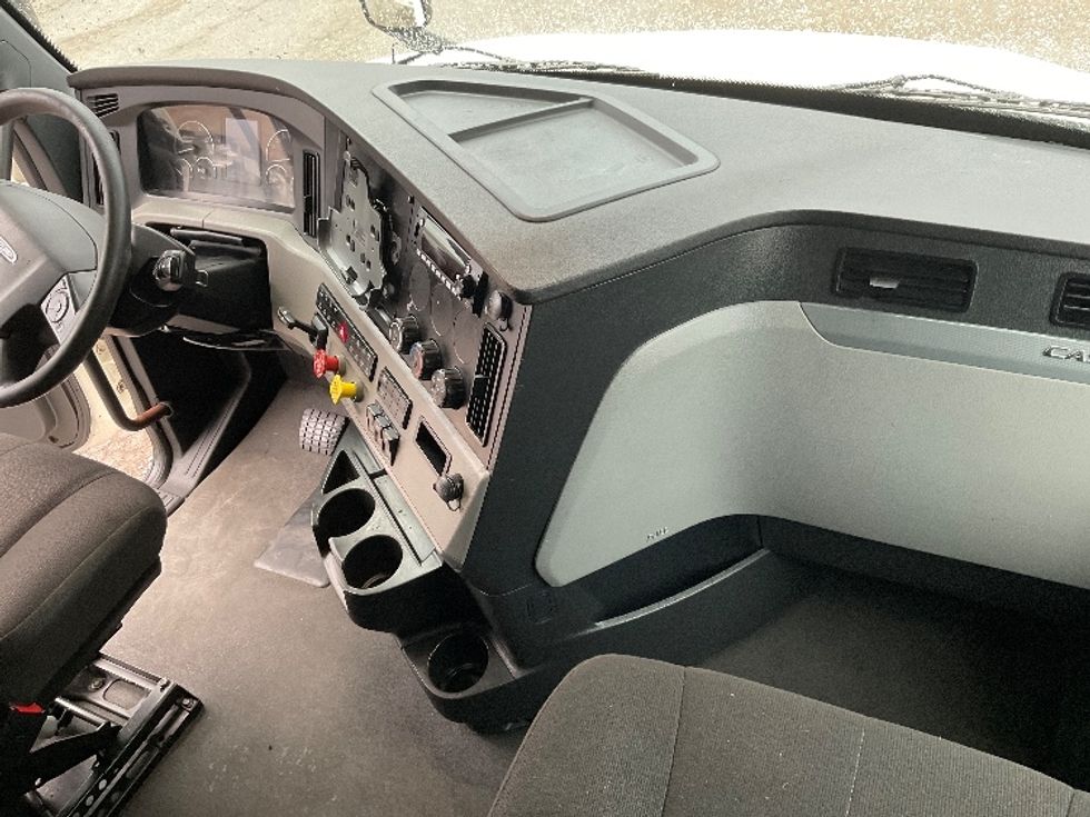 Sleeper Tractor-Heavy Duty Tractors-Freightliner-2022-T12664ST-Knoxville-TN-751,474\n\t\tmiles-$ 47,250 - Image 15