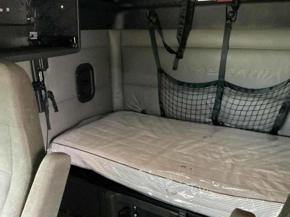 Sleeper Tractor-Heavy Duty Tractors-Freightliner-2022-T12664ST-Knoxville-TN-751,474\n\t\tmiles-$ 47,250 - Image 16