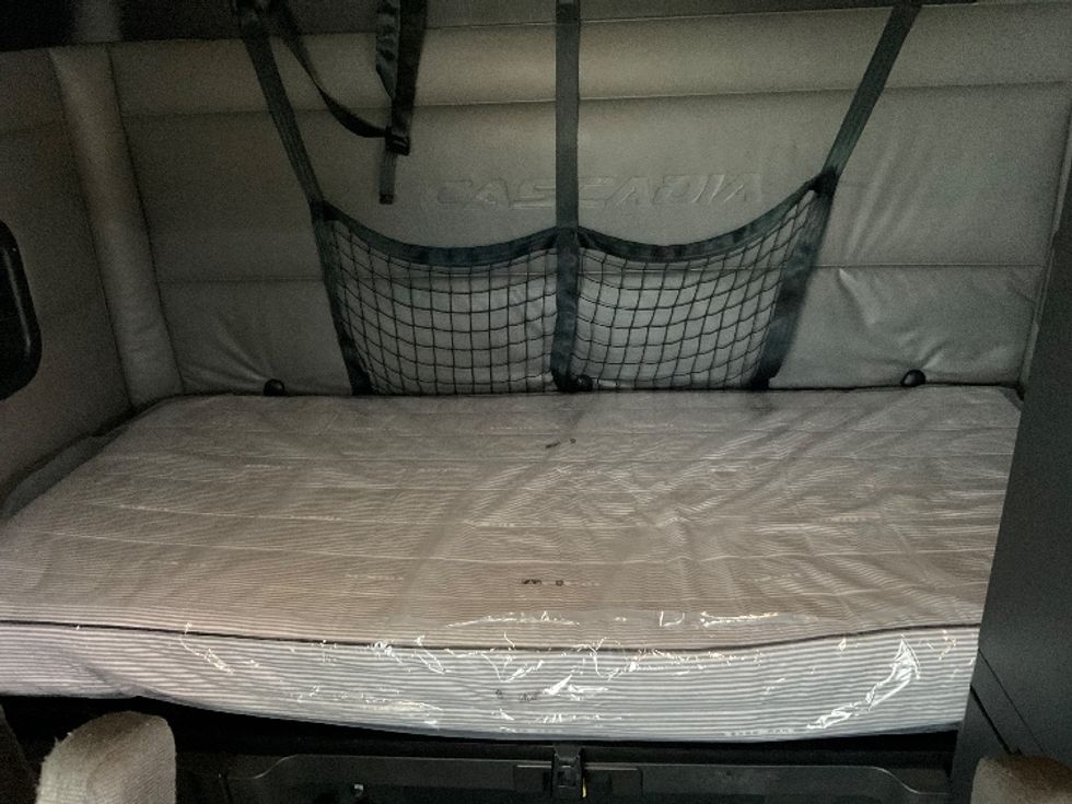 Sleeper Tractor-Heavy Duty Tractors-Freightliner-2022-T12664ST-Knoxville-TN-751,474\n\t\tmiles-$ 47,250 - Image 17