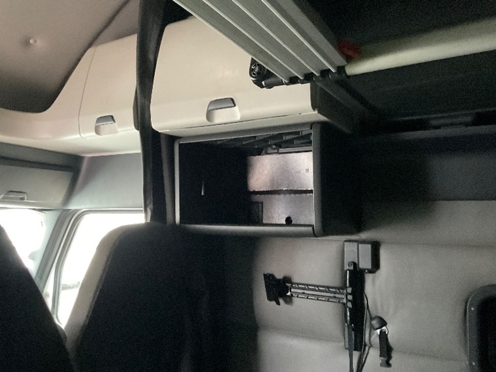 Sleeper Tractor-Heavy Duty Tractors-Freightliner-2022-T12664ST-Knoxville-TN-751,474\n\t\tmiles-$ 47,250 - Image 19