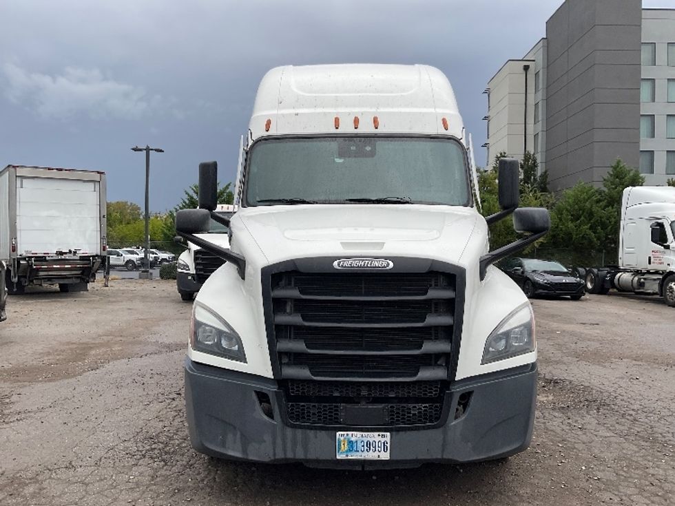 Sleeper Tractor-Heavy Duty Tractors-Freightliner-2022-T12664ST-Knoxville-TN-751,474\n\t\tmiles-$ 47,250 - Image 2