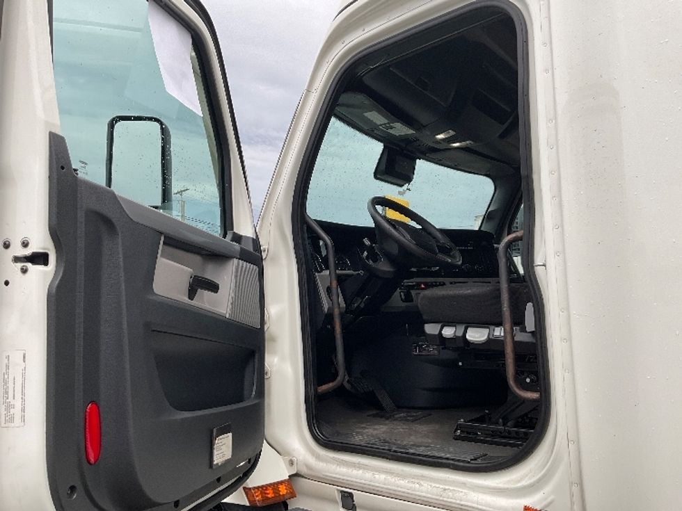 Sleeper Tractor-Heavy Duty Tractors-Freightliner-2022-T12664ST-Knoxville-TN-751,474\n\t\tmiles-$ 47,250 - Image 9