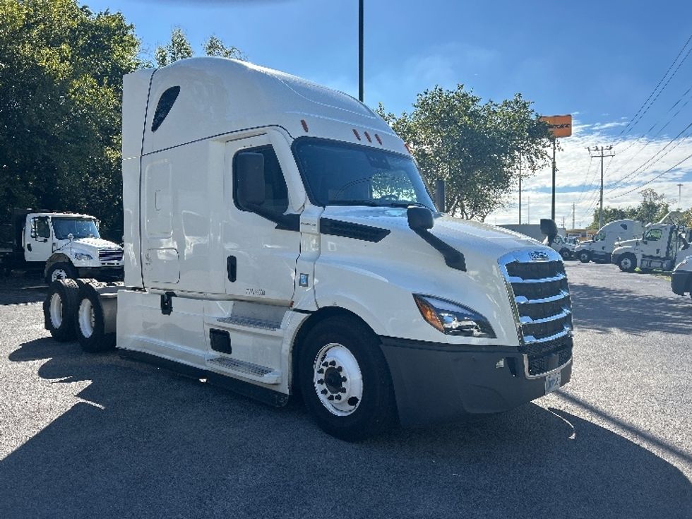 Sleeper Tractor-Heavy Duty Tractors-Freightliner-2022-T12664ST-Knoxville-TN-790,877\n\t\tmiles-$ 43,250 - Image 1