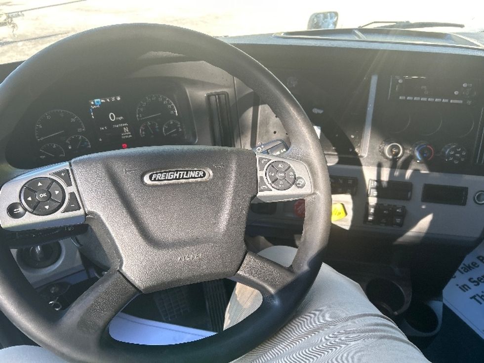 2022 Freightliner Cascadia 126" Sleeper Cab photo 11