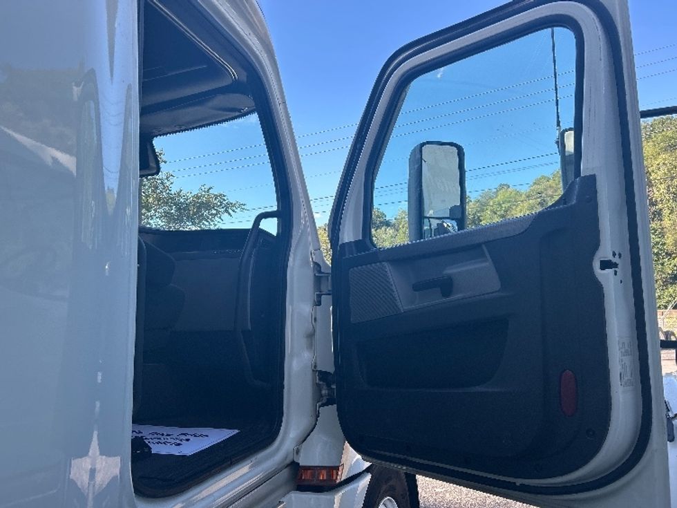 2022 Freightliner Cascadia 126" Sleeper Cab photo 13