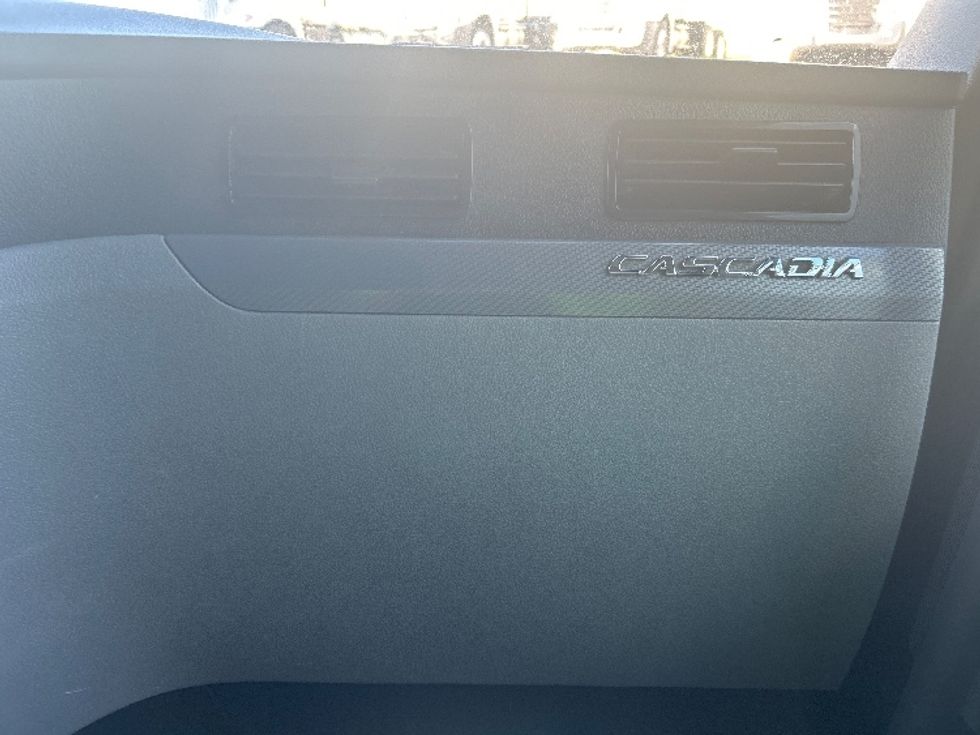 Sleeper Tractor-Heavy Duty Tractors-Freightliner-2022-T12664ST-Knoxville-TN-790,877\n\t\tmiles-$ 43,250 - Image 14