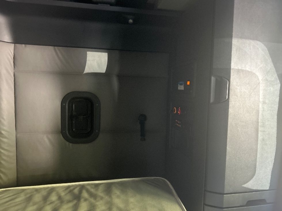 Sleeper Tractor-Heavy Duty Tractors-Freightliner-2022-T12664ST-Knoxville-TN-790,877\n\t\tmiles-$ 43,250 - Image 18