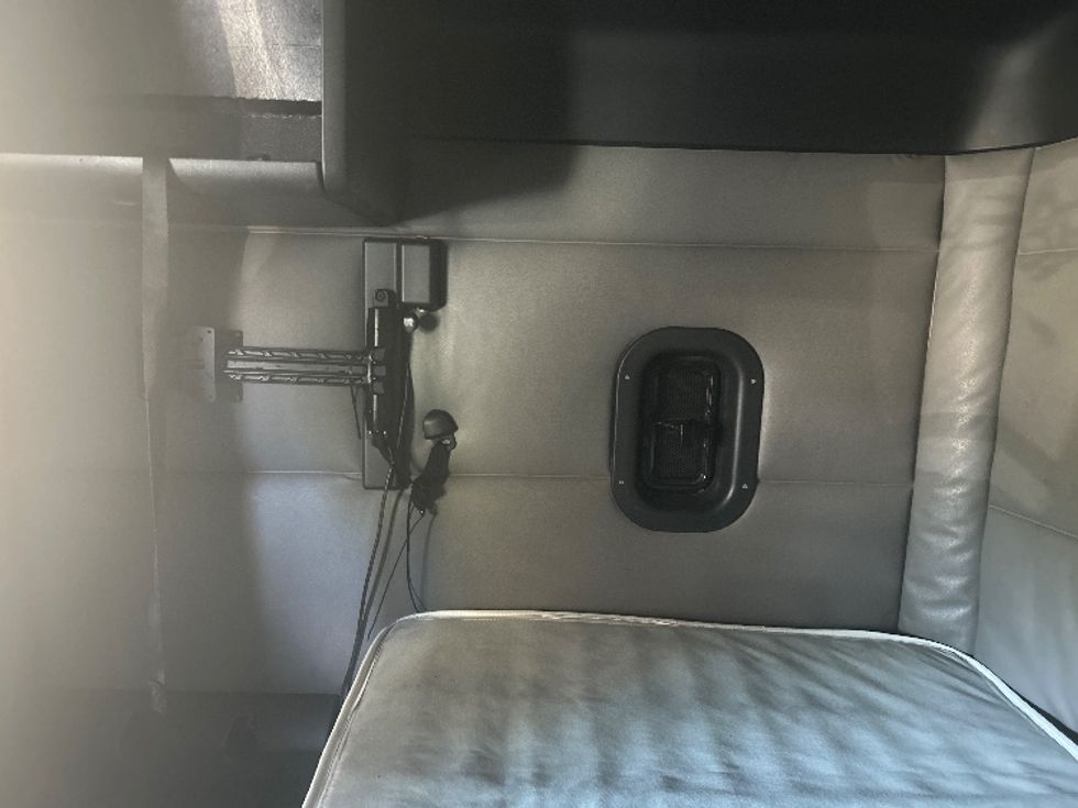 Sleeper Tractor-Heavy Duty Tractors-Freightliner-2022-T12664ST-Knoxville-TN-790,877\n\t\tmiles-$ 43,250 - Image 19