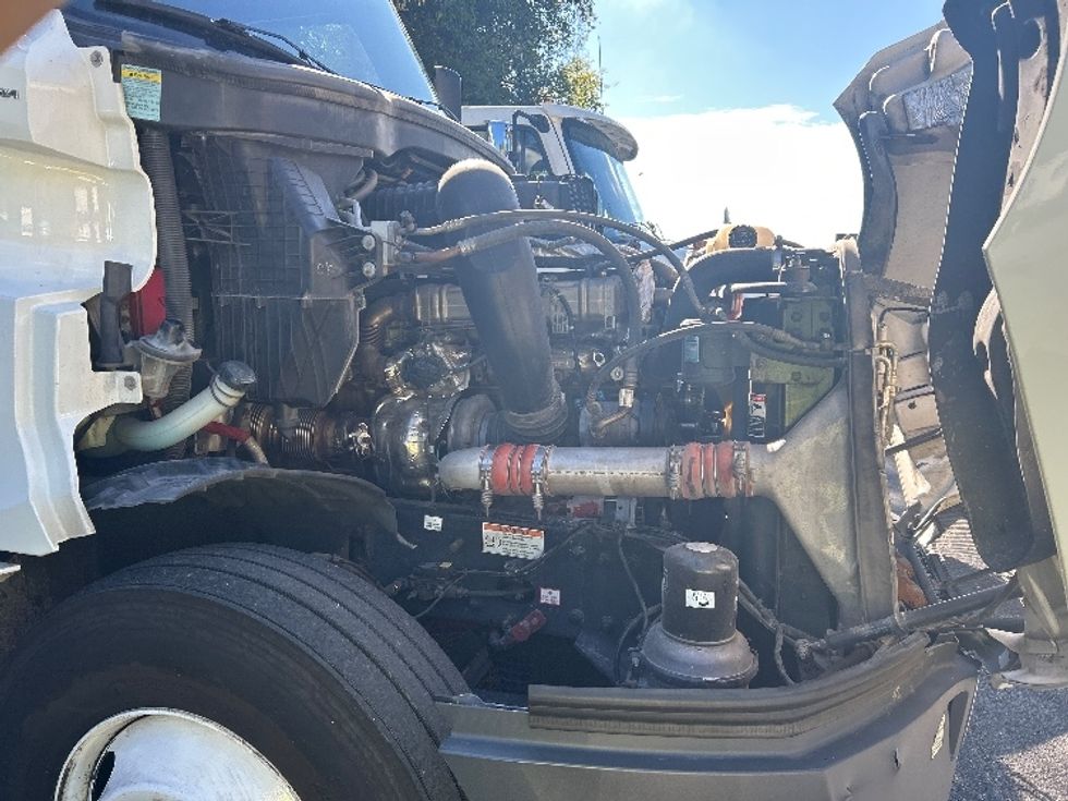 2022 Freightliner Cascadia 126" Sleeper Cab photo 17