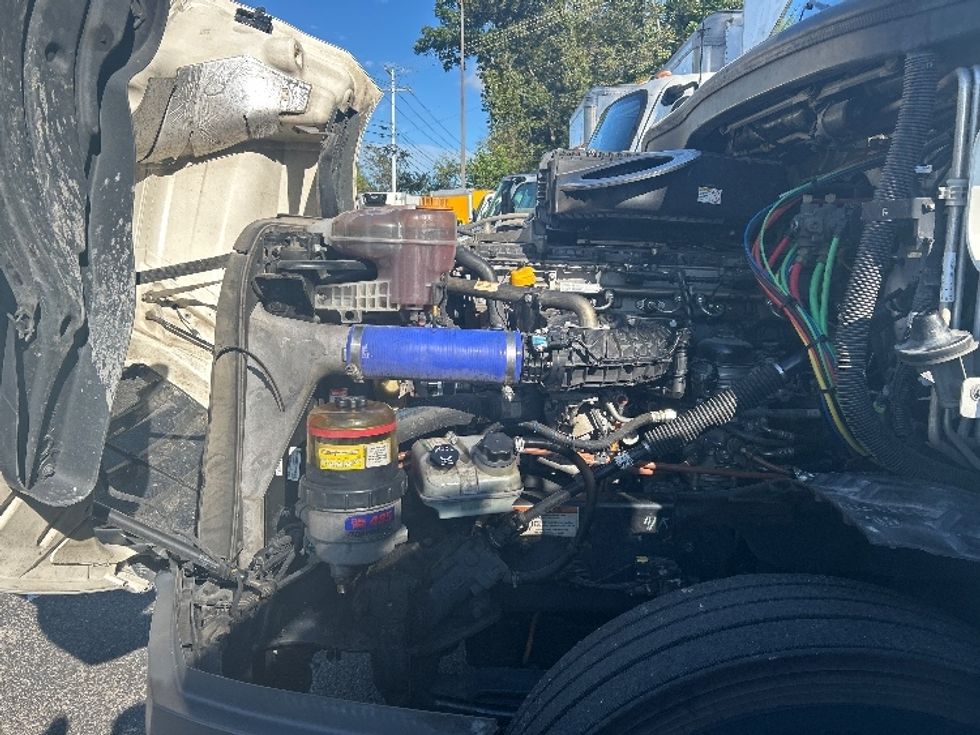 2022 Freightliner Cascadia 126" Sleeper Cab photo 18