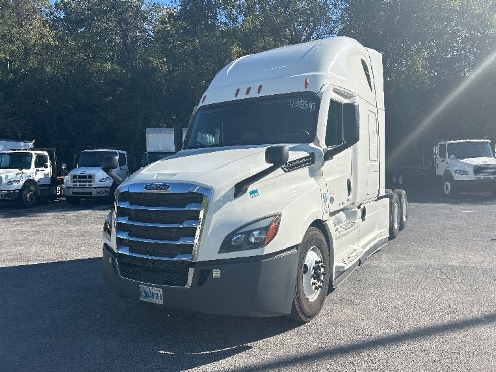 2022 Freightliner Cascadia 126" Sleeper Cab photo 3