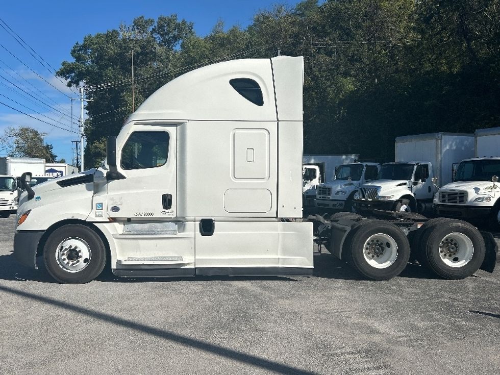 2022 Freightliner Cascadia 126" Sleeper Cab photo 4