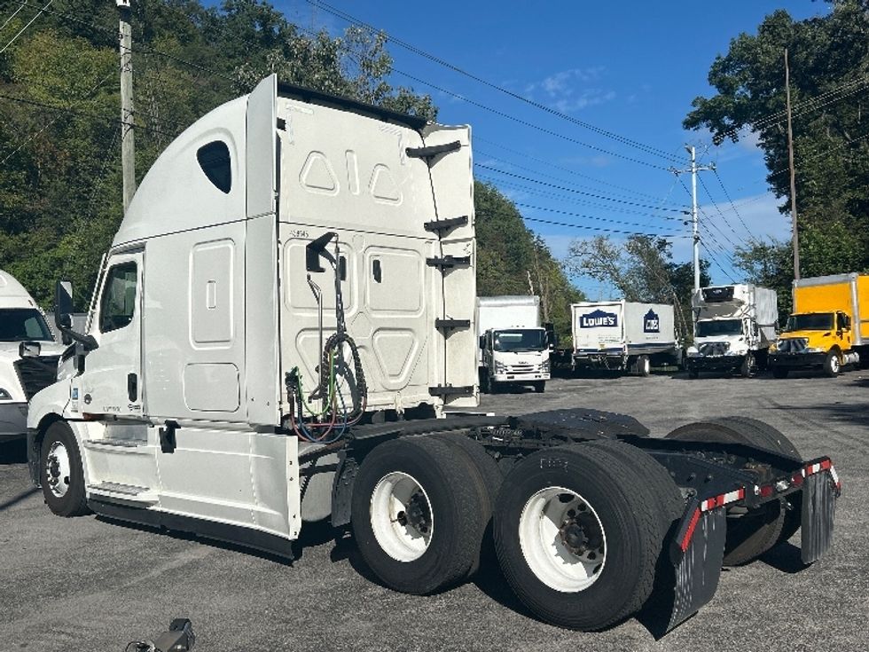 2022 Freightliner Cascadia 126" Sleeper Cab photo 5