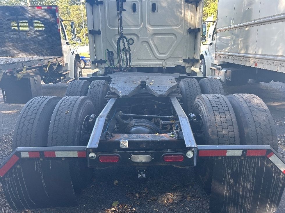 2022 Freightliner Cascadia 126" Sleeper Cab photo 6