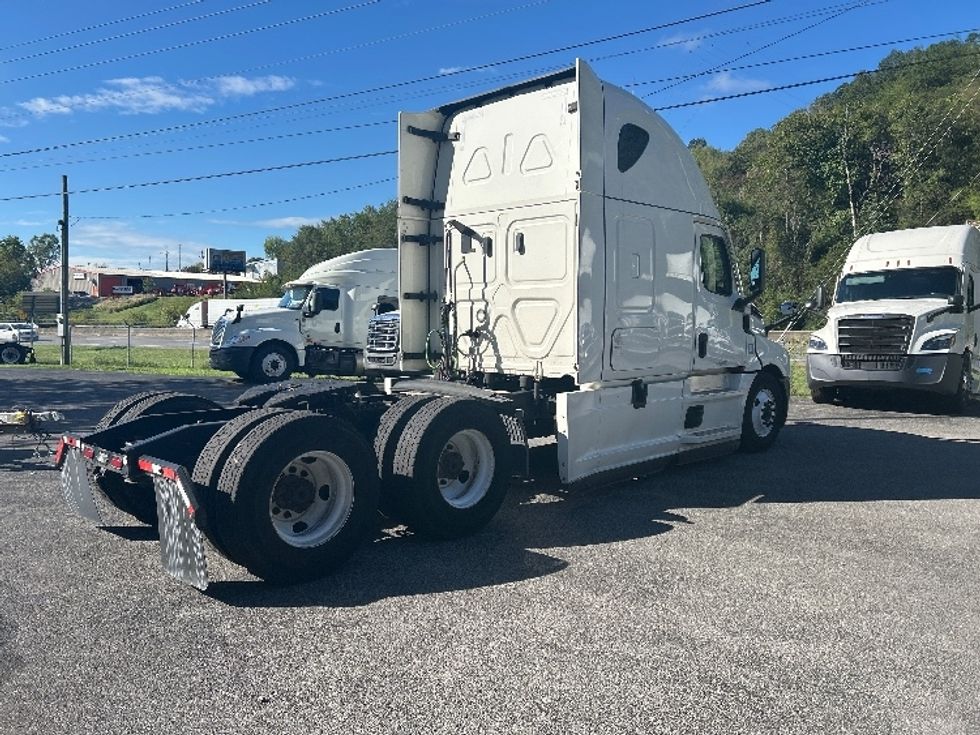 2022 Freightliner Cascadia 126" Sleeper Cab photo 7