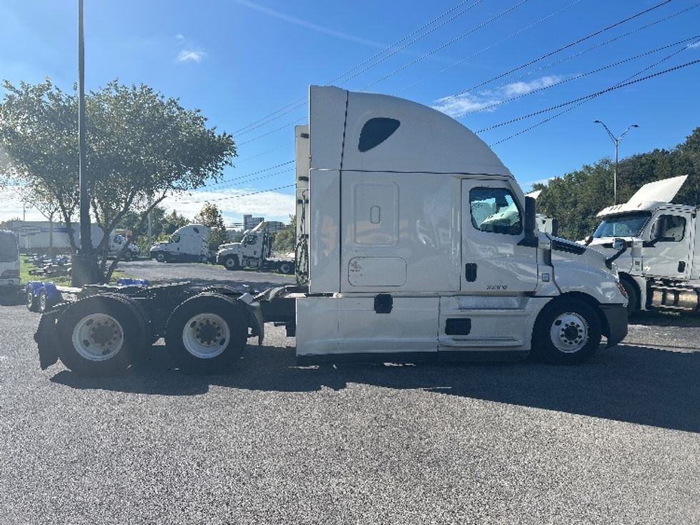 2022 Freightliner Cascadia 126" Sleeper Cab photo 8