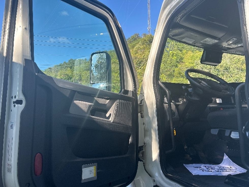 2022 Freightliner Cascadia 126" Sleeper Cab photo 9