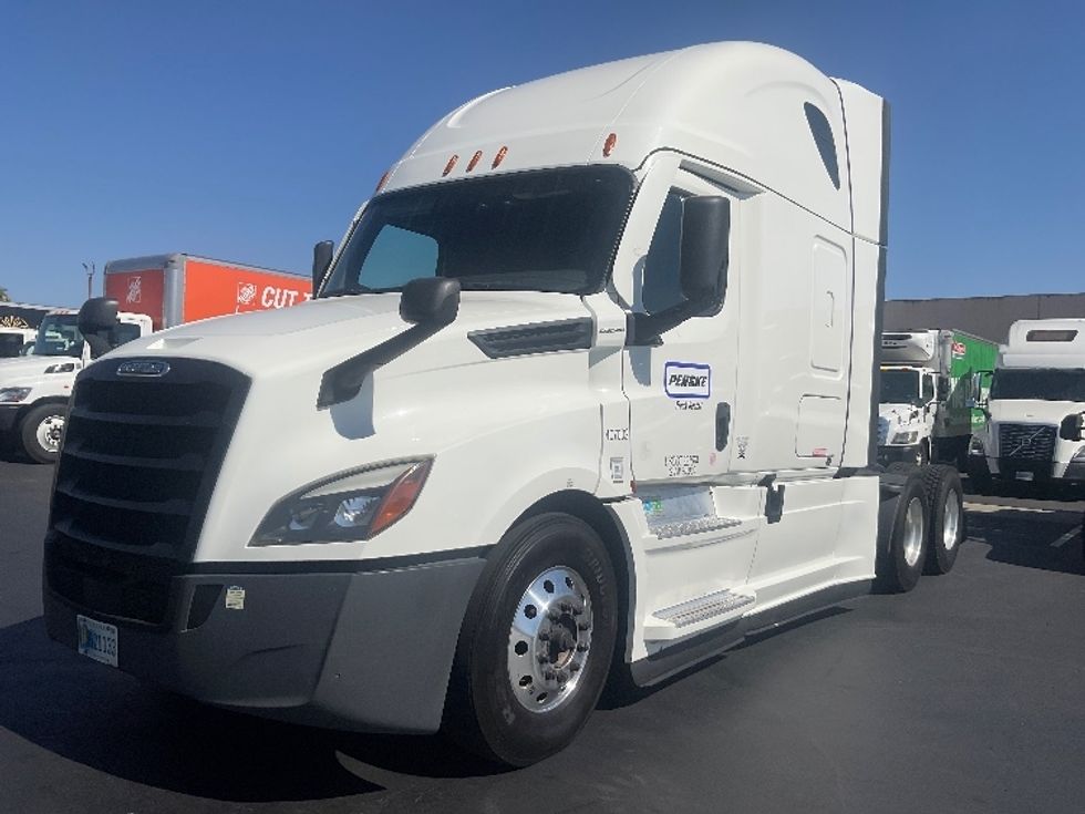 Sleeper Tractor-Heavy Duty Tractors-Freightliner-2022-T12664ST-La Mirada-CA-592,899\n\t\tmiles-$ 66,250 - Image 1