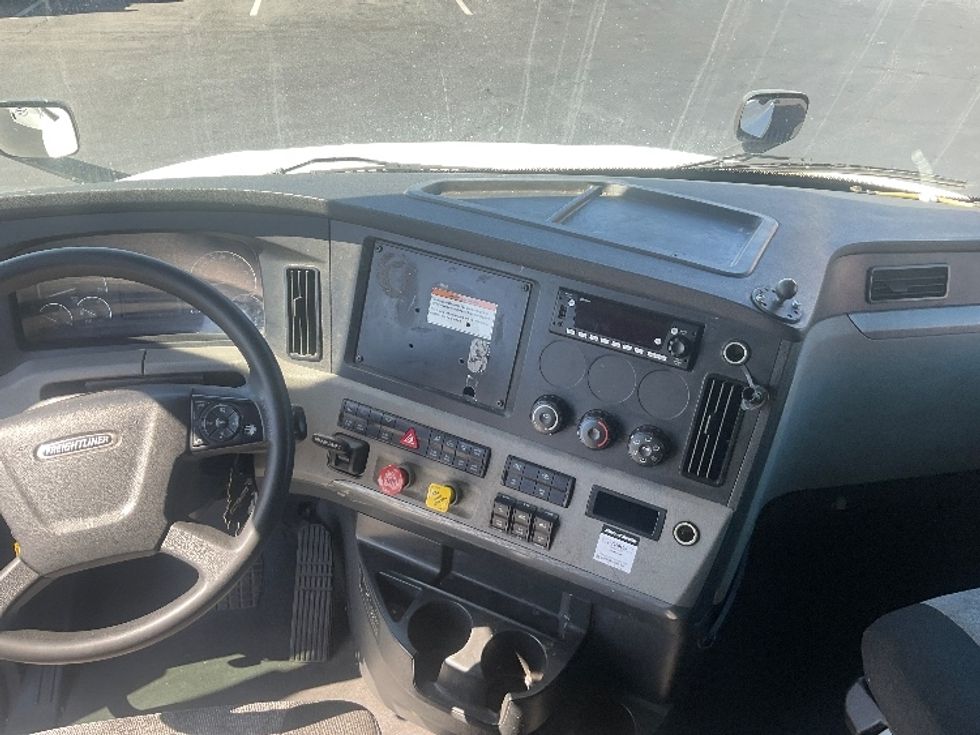 Sleeper Tractor-Heavy Duty Tractors-Freightliner-2022-T12664ST-La Mirada-CA-592,899\n\t\tmiles-$ 66,250 - Image 12
