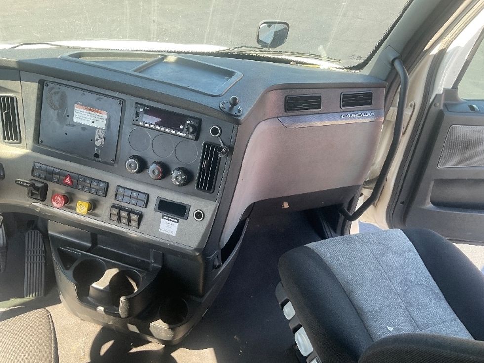 Sleeper Tractor-Heavy Duty Tractors-Freightliner-2022-T12664ST-La Mirada-CA-592,899\n\t\tmiles-$ 66,250 - Image 14