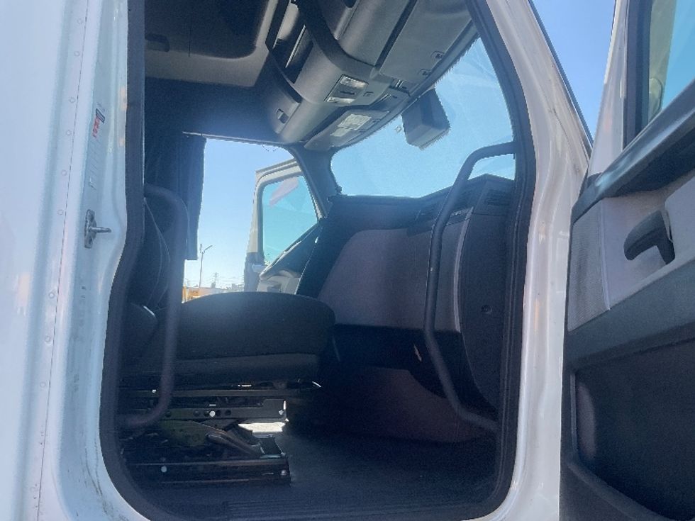 Sleeper Tractor-Heavy Duty Tractors-Freightliner-2022-T12664ST-La Mirada-CA-592,899\n\t\tmiles-$ 66,250 - Image 15
