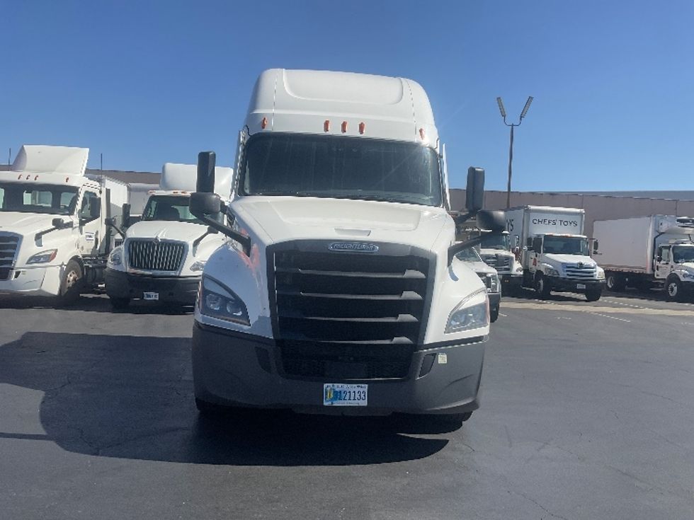 Sleeper Tractor-Heavy Duty Tractors-Freightliner-2022-T12664ST-La Mirada-CA-592,899\n\t\tmiles-$ 66,250 - Image 2