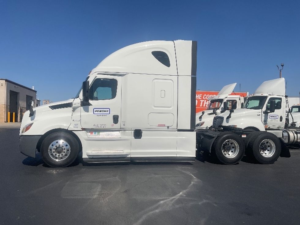 Sleeper Tractor-Heavy Duty Tractors-Freightliner-2022-T12664ST-La Mirada-CA-592,899\n\t\tmiles-$ 66,250 - Image 3