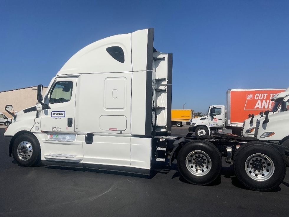 Sleeper Tractor-Heavy Duty Tractors-Freightliner-2022-T12664ST-La Mirada-CA-592,899\n\t\tmiles-$ 66,250 - Image 4