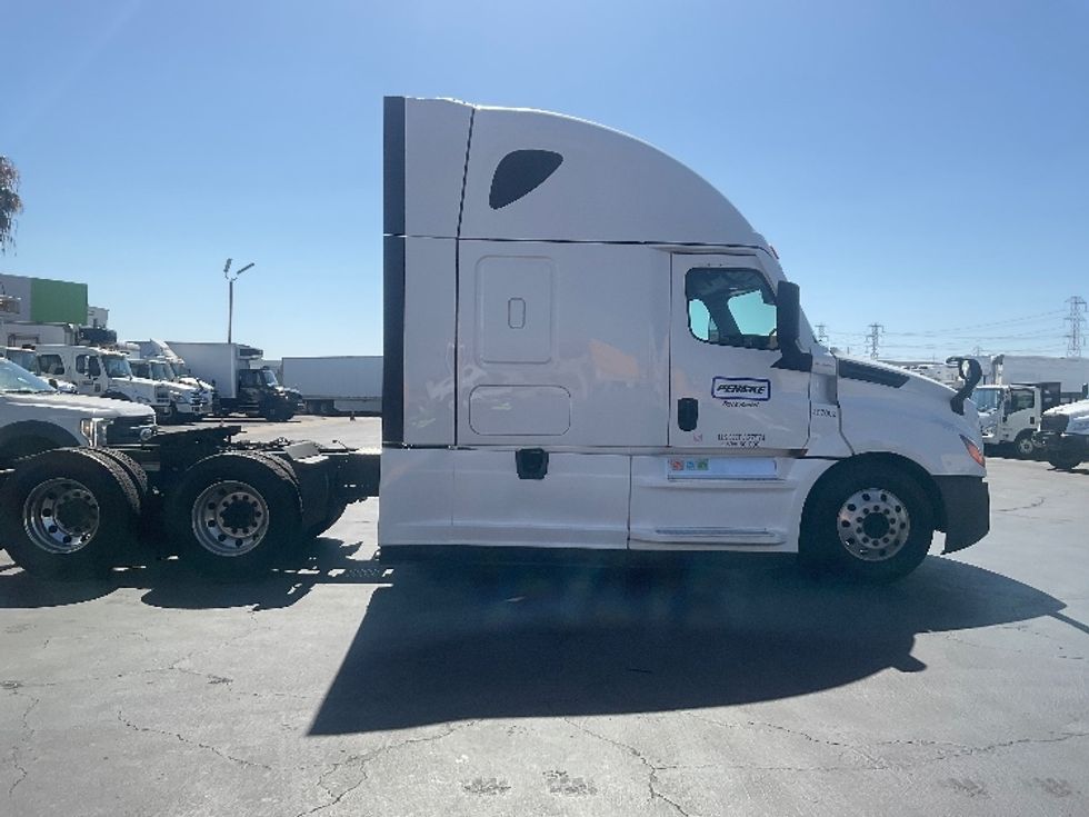 Sleeper Tractor-Heavy Duty Tractors-Freightliner-2022-T12664ST-La Mirada-CA-592,899\n\t\tmiles-$ 66,250 - Image 8