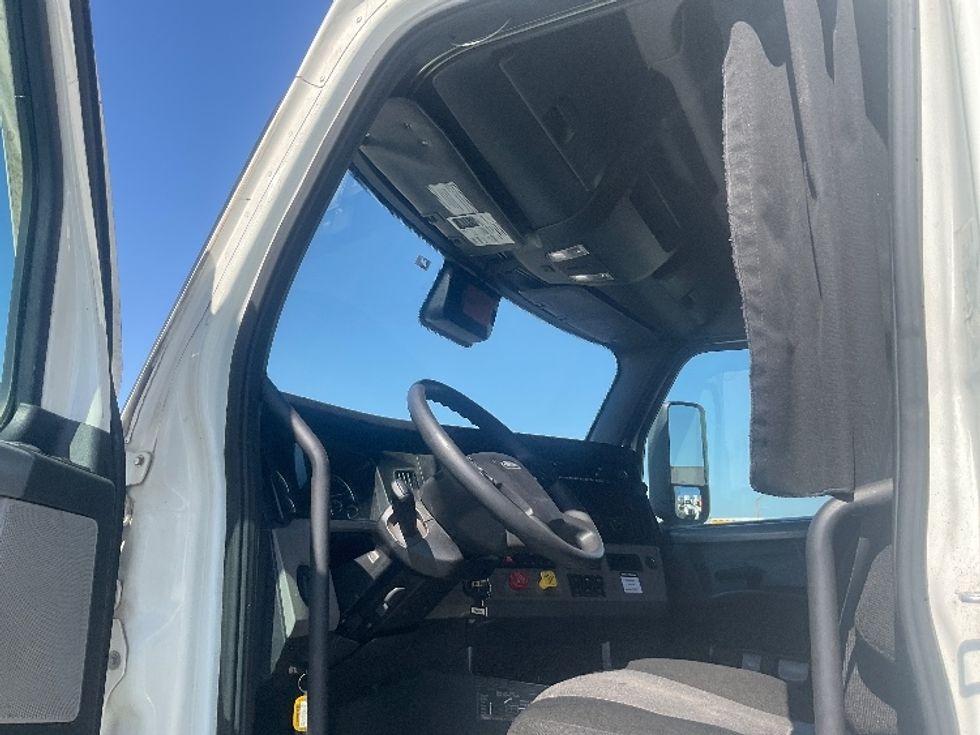 Sleeper Tractor-Heavy Duty Tractors-Freightliner-2022-T12664ST-La Mirada-CA-592,899\n\t\tmiles-$ 66,250 - Image 9