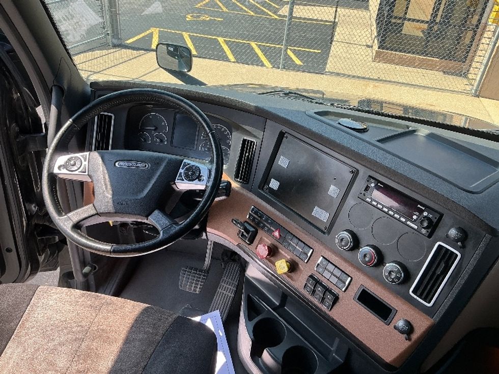 Sleeper Tractor-Heavy Duty Tractors-Freightliner-2022-T12664ST-La Porte-IN-340,348\n\t\tmiles-$ 88,500 - Image 11