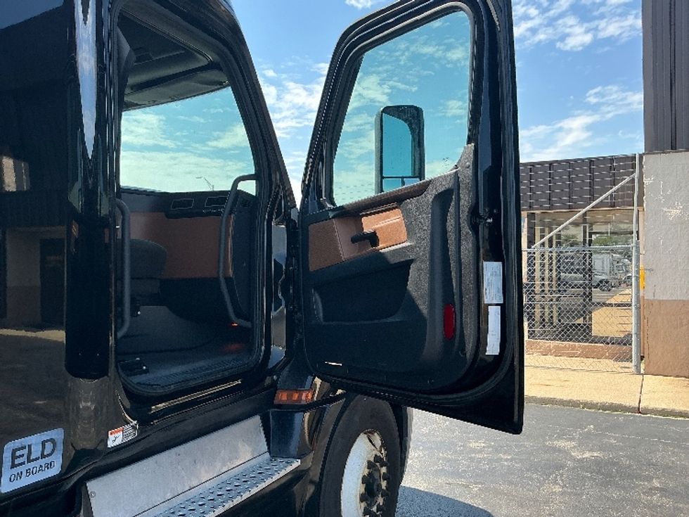 Sleeper Tractor-Heavy Duty Tractors-Freightliner-2022-T12664ST-La Porte-IN-340,348\n\t\tmiles-$ 88,500 - Image 13