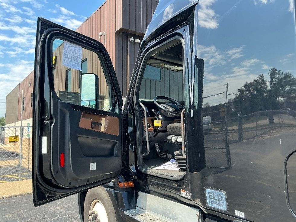 Sleeper Tractor-Heavy Duty Tractors-Freightliner-2022-T12664ST-La Porte-IN-340,348\n\t\tmiles-$ 88,500 - Image 9