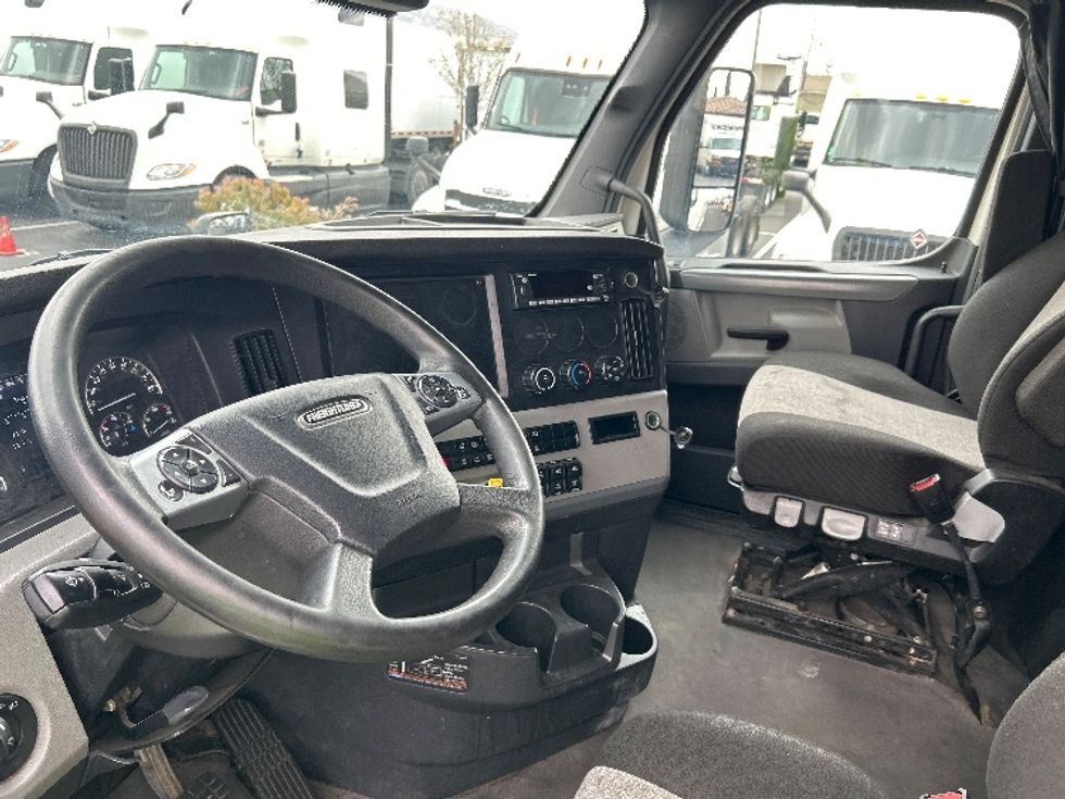 Sleeper Tractor-Heavy Duty Tractors-Freightliner-2022-T12664ST-La Porte-IN-389,679\n\t\tmiles-$ 77,750 - Image 10