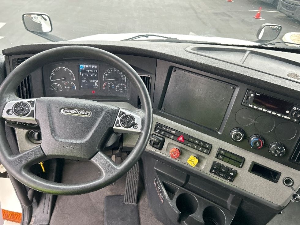 Sleeper Tractor-Heavy Duty Tractors-Freightliner-2022-T12664ST-La Porte-IN-389,679\n\t\tmiles-$ 77,750 - Image 11