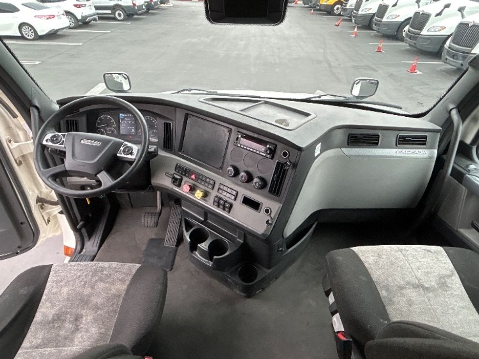 Sleeper Tractor-Heavy Duty Tractors-Freightliner-2022-T12664ST-La Porte-IN-389,679\n\t\tmiles-$ 77,750 - Image 12