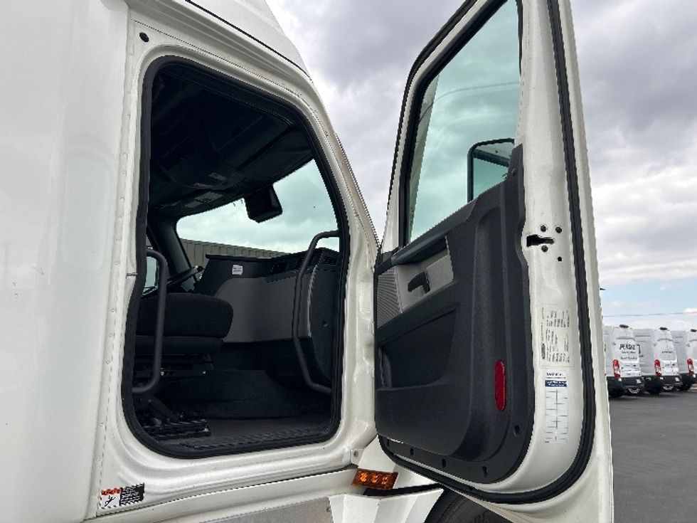 Sleeper Tractor-Heavy Duty Tractors-Freightliner-2022-T12664ST-La Porte-IN-389,679\n\t\tmiles-$ 77,750 - Image 13